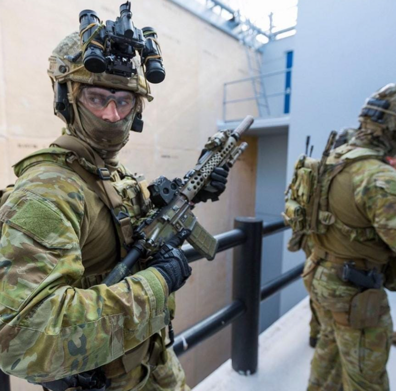 Load image into Gallery viewer, E&amp;C TROY INDUSTRIES Australian Commando version 9 INCH EC-812 Gel Blaster REPLICA

